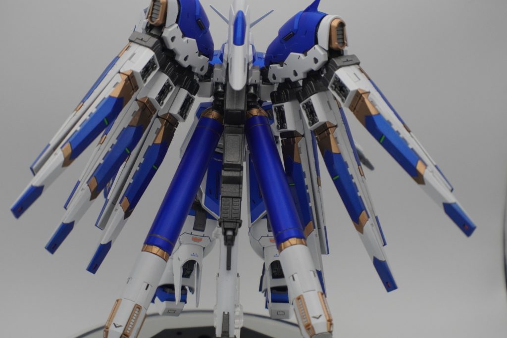 バックショット。ちょっとファンネルとプロペラントタンクが渋滞気味。ところでこのタンク、何が入っているんでしょう？推進剤だとしたら直情にバーニアがあるのってまずくない？と思ってしまう今日この頃。今回、ファンネルは塗装のみでマーキングは一切行っていません。ノンブルを振ろうとも思ったのですが、なかなかいい貼り方が思い浮かばずだったので結局そのまま。あとはバズーカの保持が弱いので、いつか補強するかも。