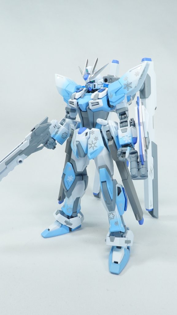 ビルドストライクのシルエットを残しつつ少し手を加えた改造をしています。腰にはマイティ―ストライクフリーダムのレールガンを装備。