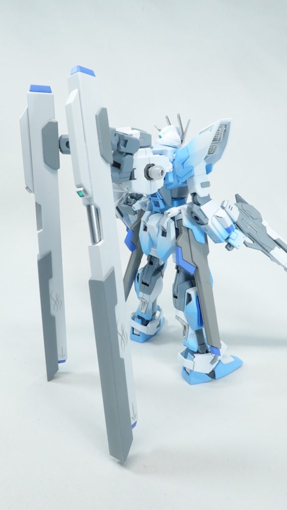 バックパックにはガンダムDXのサテライトキャノンのような巨大な砲撃武装を装備。