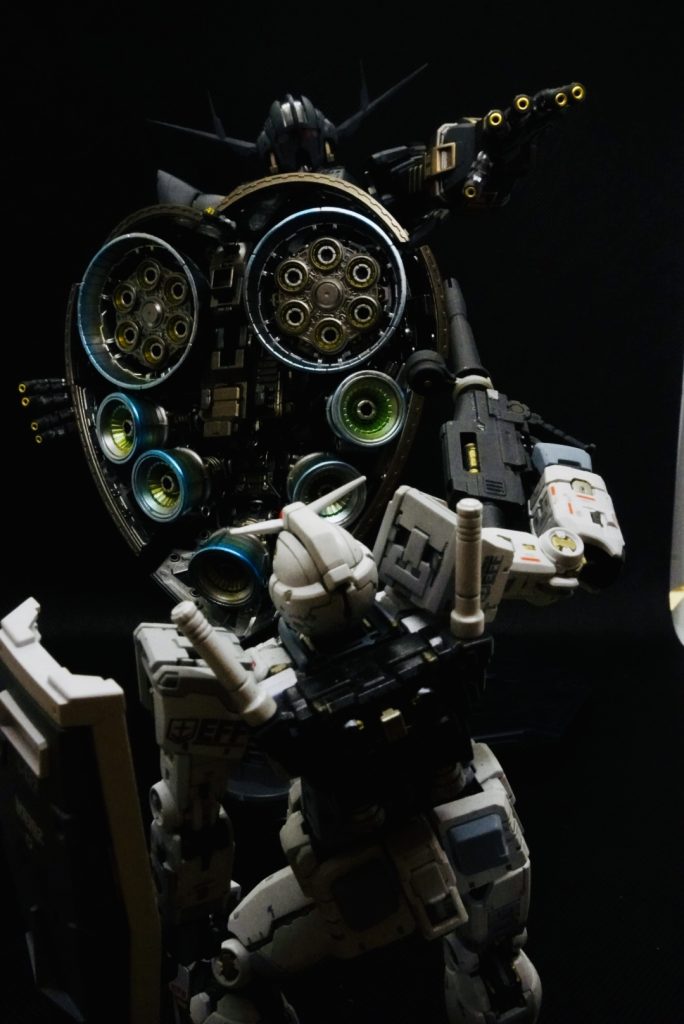 この撮影してたらガンダムさん、大腿部また折れましたが、なんとWEB部品注文再開してました！！嬉しい〜💕今度からは折れないように工夫します。