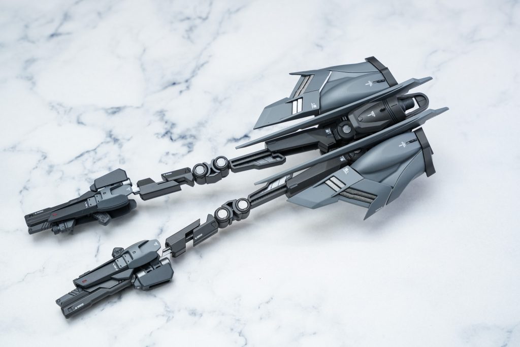 バックパックはテスタメントガンダム、アウトフレームD、SDシスクード、エールストライカーを混ぜ、サブアームのようにしてにテスタメントのハンドガンを持たせています。アウトフレームのサブアームは一方向にしか曲がらないので根本の接続基部にピンを新造してどの方向にも曲がるように弄っています。