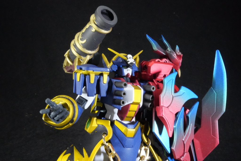 最終兵器は背部のカノン砲です。エドワードセカンドVの物を移植しました。本当は左右両方に付けたかったのですが干渉するので右側のみに。今回セカンドVから他にもパーツを流用してるのですが、パーツの塗り分けが細かいこと細かいこと。私はテーピングしても塗料がはみ出てしまう呪いにかかっているので塗装がめちゃくちゃ難航しました（笑）