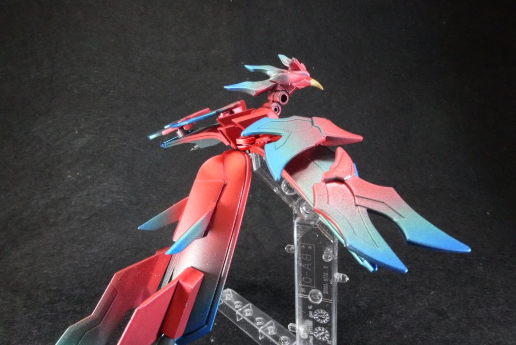 左肩は分離して鳥型のサポートメカになります。この部分を作ってた時、広げた形が鳥っぽかったのと海賊ってオウムを肩に乗せてるなって事で制作に至りました。カラーリングはオウムの羽を意識しものにしてみましたが、お陰で左側だけやたらトロピカルな感じになりました。