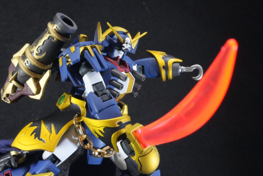 武装は主にクロスボーンの物を流用してます。さらに左手は海賊の代名詞であるフックに改造してます。お陰で右手でしか武器を持てなくなりました。しかし後悔はしてません！元はビームサーベルしかなかったのがバスターガンも加わって火力と攻撃範囲アップ！とか妄想してます。あと、胸に付いてたボタンみたいな箇所は取っ払って海賊船の大砲をイメージしたビーム砲の様なものに変えてみました。高貴な騎士なイメージがあるローズがこれらで大分ワイルドに仕上がりました。