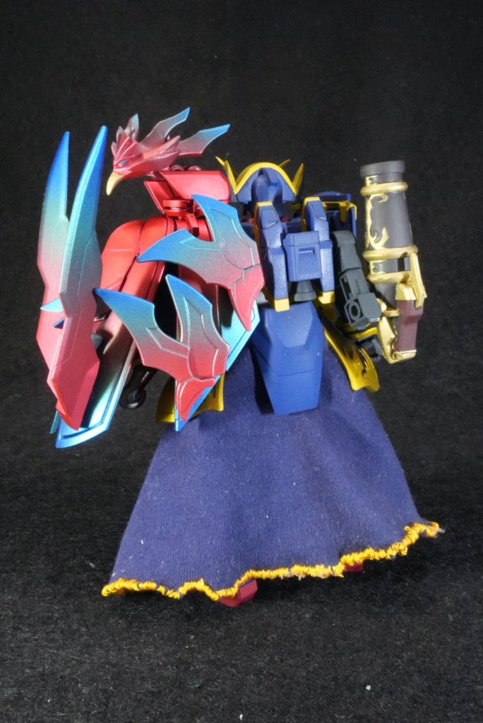 今回はガンダムローズを思い切って海賊風にしてみました。きっかけは「ガンダムローズの頭って海賊帽みたい…」これだけです。SDガンダムワールドヒーローズのパーツで盛ってカラーリングを変えたら結構それっぽくなったと思います。腰巻きは手頃な布を買ってきて刺繍を施して拵えました。初めてやったみましたが、いやぁ難しいのなんのって！なんとかできはしましたがもうボロボロです（笑）。