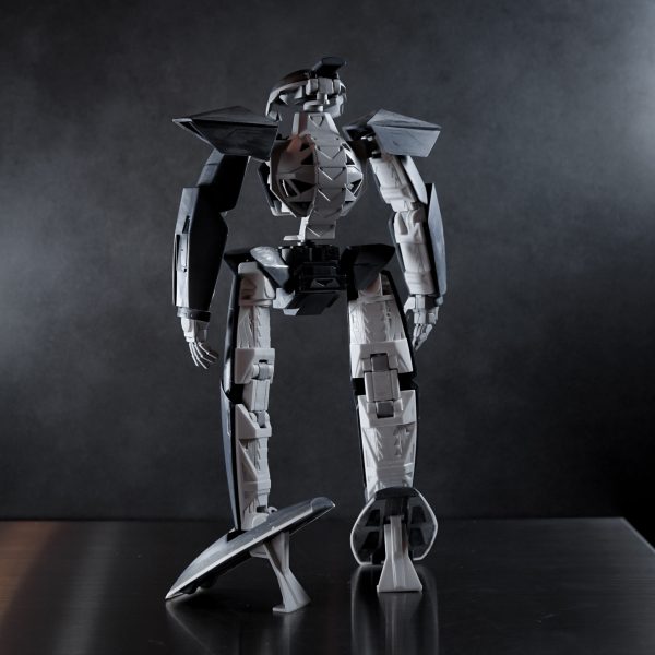 旧キットの不人気モビルフラット。1999年発売と古くて定価550円という決してクオリティの高くないお手軽キット。各面と目に付くバンダイエッジを片っ端から丁寧に処理してペラペラ感を増す方向で進めます。プロポーションはデザイン的にキットのままで別に間違ってない気もしますが個人的な好みに寄せる方向で、胸部を削りこんで薄くし角度も変更、腰部と首を延長したり、あとグローブをはめたようなデカいハンドパーツは別キットから小さい物を流用しちゃんと萌え袖になるよう改造しました。背中のディテール部は開口して中にジャンクメカパーツ詰め込みで立体感を増し、特徴的なスリッパもプラ材をぐるりと貼ってから削りこみ。おそらくターンエー好き&シド・ミード好きの人なら腕部と脚部の裏面ディテールを見せ場として作り込むところ、ターンエーは肌に合わなくてアニメをほとんど見てないしモビルフラットの活躍もよく知らないしシド・ミードも全然好きじゃないのでただただ面倒で手をつけず。ヒジとヒザとか設定画に合わせて徹底的に作り込むとなると可動と変形を犠牲にしなければいけなくなるので、見なかった事にしてスルー予定。人気もなく自分も別に好きじゃないMSにそんな手間をかけるモチベーションが無い。でも装甲パーツをヤスって面とエッジを整えていく作業はとても楽しく、パーツ点数が少ないしやればやっただけ効果絶大なのでとても楽しい作業。(2枚目)