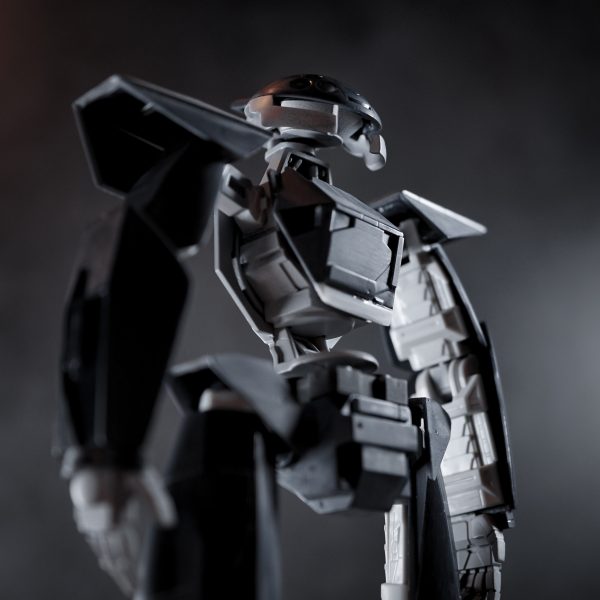 旧キットの不人気モビルフラット。1999年発売と古くて定価550円という決してクオリティの高くないお手軽キット。各面と目に付くバンダイエッジを片っ端から丁寧に処理してペラペラ感を増す方向で進めます。プロポーションはデザイン的にキットのままで別に間違ってない気もしますが個人的な好みに寄せる方向で、胸部を削りこんで薄くし角度も変更、腰部と首を延長したり、あとグローブをはめたようなデカいハンドパーツは別キットから小さい物を流用しちゃんと萌え袖になるよう改造しました。背中のディテール部は開口して中にジャンクメカパーツ詰め込みで立体感を増し、特徴的なスリッパもプラ材をぐるりと貼ってから削りこみ。おそらくターンエー好き&シド・ミード好きの人なら腕部と脚部の裏面ディテールを見せ場として作り込むところ、ターンエーは肌に合わなくてアニメをほとんど見てないしモビルフラットの活躍もよく知らないしシド・ミードも全然好きじゃないのでただただ面倒で手をつけず。ヒジとヒザとか設定画に合わせて徹底的に作り込むとなると可動と変形を犠牲にしなければいけなくなるので、見なかった事にしてスルー予定。人気もなく自分も別に好きじゃないMSにそんな手間をかけるモチベーションが無い。でも装甲パーツをヤスって面とエッジを整えていく作業はとても楽しく、パーツ点数が少ないしやればやっただけ効果絶大なのでとても楽しい作業。(3枚目)