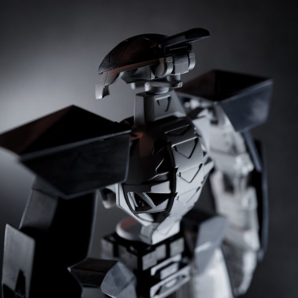 旧キットの不人気モビルフラット。1999年発売と古くて定価550円という決してクオリティの高くないお手軽キット。各面と目に付くバンダイエッジを片っ端から丁寧に処理してペラペラ感を増す方向で進めます。プロポーションはデザイン的にキットのままで別に間違ってない気もしますが個人的な好みに寄せる方向で、胸部を削りこんで薄くし角度も変更、腰部と首を延長したり、あとグローブをはめたようなデカいハンドパーツは別キットから小さい物を流用しちゃんと萌え袖になるよう改造しました。背中のディテール部は開口して中にジャンクメカパーツ詰め込みで立体感を増し、特徴的なスリッパもプラ材をぐるりと貼ってから削りこみ。おそらくターンエー好き&シド・ミード好きの人なら腕部と脚部の裏面ディテールを見せ場として作り込むところ、ターンエーは肌に合わなくてアニメをほとんど見てないしモビルフラットの活躍もよく知らないしシド・ミードも全然好きじゃないのでただただ面倒で手をつけず。ヒジとヒザとか設定画に合わせて徹底的に作り込むとなると可動と変形を犠牲にしなければいけなくなるので、見なかった事にしてスルー予定。人気もなく自分も別に好きじゃないMSにそんな手間をかけるモチベーションが無い。でも装甲パーツをヤスって面とエッジを整えていく作業はとても楽しく、パーツ点数が少ないしやればやっただけ効果絶大なのでとても楽しい作業。(4枚目)