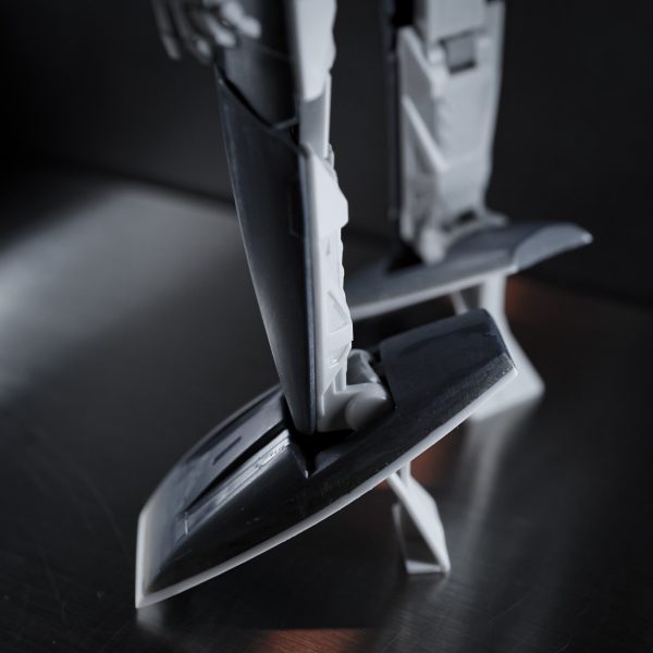 旧キットの不人気モビルフラット。1999年発売と古くて定価550円という決してクオリティの高くないお手軽キット。各面と目に付くバンダイエッジを片っ端から丁寧に処理してペラペラ感を増す方向で進めます。プロポーションはデザイン的にキットのままで別に間違ってない気もしますが個人的な好みに寄せる方向で、胸部を削りこんで薄くし角度も変更、腰部と首を延長したり、あとグローブをはめたようなデカいハンドパーツは別キットから小さい物を流用しちゃんと萌え袖になるよう改造しました。背中のディテール部は開口して中にジャンクメカパーツ詰め込みで立体感を増し、特徴的なスリッパもプラ材をぐるりと貼ってから削りこみ。おそらくターンエー好き&シド・ミード好きの人なら腕部と脚部の裏面ディテールを見せ場として作り込むところ、ターンエーは肌に合わなくてアニメをほとんど見てないしモビルフラットの活躍もよく知らないしシド・ミードも全然好きじゃないのでただただ面倒で手をつけず。ヒジとヒザとか設定画に合わせて徹底的に作り込むとなると可動と変形を犠牲にしなければいけなくなるので、見なかった事にしてスルー予定。人気もなく自分も別に好きじゃないMSにそんな手間をかけるモチベーションが無い。でも装甲パーツをヤスって面とエッジを整えていく作業はとても楽しく、パーツ点数が少ないしやればやっただけ効果絶大なのでとても楽しい作業。(7枚目)