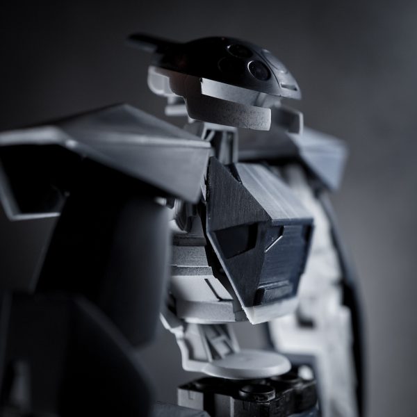 旧キットの不人気モビルフラット。1999年発売と古くて定価550円という決してクオリティの高くないお手軽キット。各面と目に付くバンダイエッジを片っ端から丁寧に処理してペラペラ感を増す方向で進めます。プロポーションはデザイン的にキットのままで別に間違ってない気もしますが個人的な好みに寄せる方向で、胸部を削りこんで薄くし角度も変更、腰部と首を延長したり、あとグローブをはめたようなデカいハンドパーツは別キットから小さい物を流用しちゃんと萌え袖になるよう改造しました。背中のディテール部は開口して中にジャンクメカパーツ詰め込みで立体感を増し、特徴的なスリッパもプラ材をぐるりと貼ってから削りこみ。おそらくターンエー好き&シド・ミード好きの人なら腕部と脚部の裏面ディテールを見せ場として作り込むところ、ターンエーは肌に合わなくてアニメをほとんど見てないしモビルフラットの活躍もよく知らないしシド・ミードも全然好きじゃないのでただただ面倒で手をつけず。ヒジとヒザとか設定画に合わせて徹底的に作り込むとなると可動と変形を犠牲にしなければいけなくなるので、見なかった事にしてスルー予定。人気もなく自分も別に好きじゃないMSにそんな手間をかけるモチベーションが無い。でも装甲パーツをヤスって面とエッジを整えていく作業はとても楽しく、パーツ点数が少ないしやればやっただけ効果絶大なのでとても楽しい作業。(5枚目)