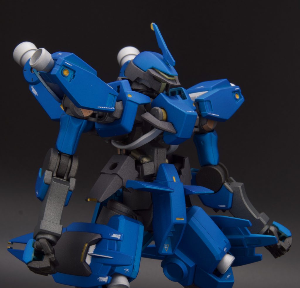 メタリックの塗り分けは水性マーカーを使用。気軽に情報量が増やせて、仕上がりも締まるのでかなり便利でした。