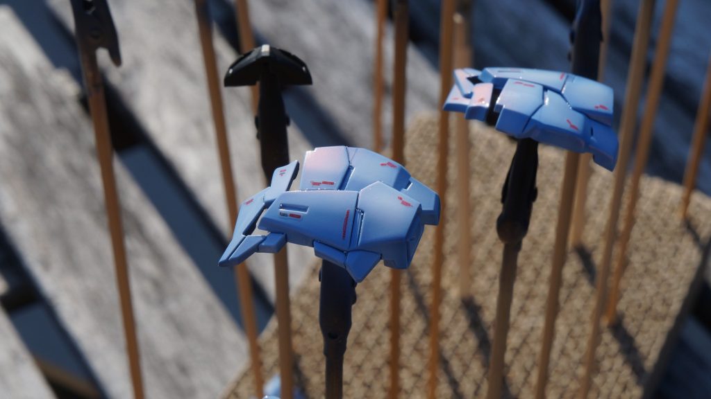 外装のキャンディ塗装は前回の投稿時にも書きましたが、極力白っぽい反射層にして、純白なキャンディ塗装にしたかったので、Mr.color GX ウィノーブラックを塗った上に、ガイア パールシルバーを塗り、Mr.colorラスキウス クリアーホワイトでキャンディ塗装としています。キュベレイのときは、反射層にスターブライトジュラルミンを塗って、なかなか白く発色せず、苦労したのでパールシルバーにしたのですが、黒下地だと結局黒っぽいシルバーになって、あまり白く発色させることができませんでした。(gundam-kao9)下地を白っぽくすることでパールシルバーは白っぽく発色するので、次はそこを改善してみようと思っています。この写真は太陽光の元で撮影したものです。これだとそこそこ白く見えますが、蛍光灯では青白く見えます。光沢塗装だと肉眼で見るのと写真との差が大きいですね…。肉眼だともっと艶とか色の変化とかありますが、それを撮影しきらないのがもどかしいですね…。(zaku-kao9)