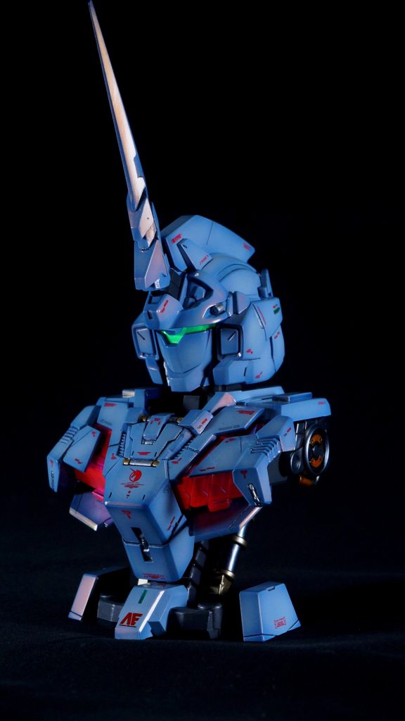 このキット、ユニコーンモードとデストロイモードの変形を頭部以外は同じパーツの差し替えで再現できるので、胸部だけサイコフレームを露出させることもできます。ちなみに胸部のサイコフレームはパーツの裏にシルバーを塗装。表面には蛍光ピンクを薄く塗った後にガイア プリズム パステルチェリーピンクブルーを塗っています。写真ではなかなかわかりにくいですが、見る角度で青みがかった光り方をします。