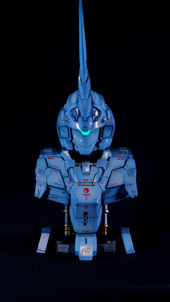 本商品は昨年末頃に発売され、1回800円の高額ガシャポンでしたが、幸運なことに3回でコンプリートできました。1年ほどパチ組して飾っていましたが、この度塗装して仕上げることにしました。趣味のプラモ制作の息抜きっていうのもおかしな話ですが、あまり細部にこだわらず、さくっと作ろうと始めましたが、方針転換ややり直しなどでそこそこ時間がかかってしましました。(gundam-kao5)