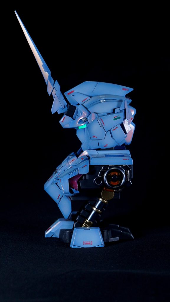 手を加えた箇所としては、以下の4か所だけになります。・胸部と肩のつながる部分の分割変更(不自然に分割されているので肩側を切り離し、胸部側に結合)・アンテナのシャープ化・腕付け根パーツの動力パイプ隙間の開口・マスクパーツ横の接続用の切り欠きを埋める