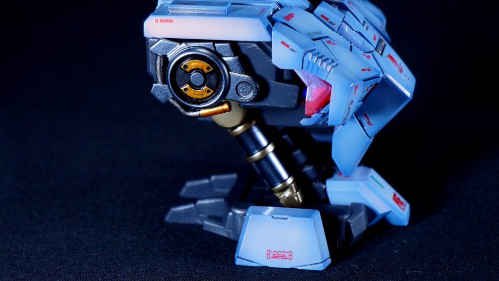 フレームはメカサフスーパーヘヴィで塗った上にシルバーのドライブラシをかけて、金属感を出しています。シリンダー部分などはメタリック塗装しています。最初はマスキングが面倒だと筆塗りしたのですが、下手な筆塗りでは金属感がでず、結局マスキングしてエアブラシで塗り直すことにしました…。(gundam-kao8)シルバー部分はガイア パールシルバー、ゴールド部分はガイア スターブライトゴールドとスターブライトシャンパンゴールドを混ぜたものになります。