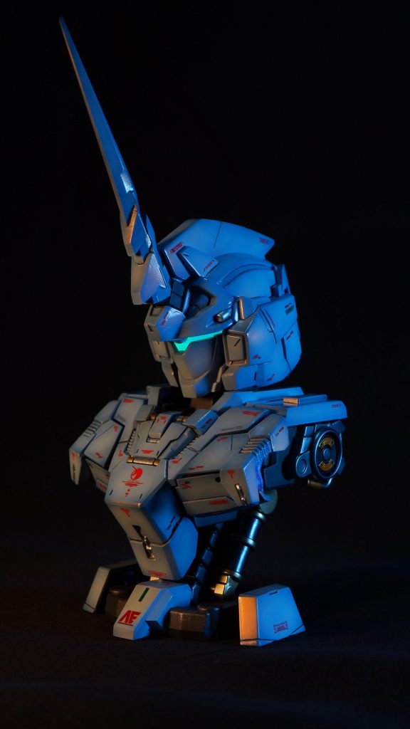 照明の色を変えて、第1話でバナージが乗り込むとき風?デストロイモードと2個制作して、どちらも最初は艶消し仕上げにしようとしていたので、あまり表面処理に気を使っていませんでした。ただ、塗装の段階になって、同じだと面白みがないなと思いたち、ユニコーンモードをキャンディ塗装にすることにしました。なので、キットの表面処理はまったくもって光沢塗装前提の処理になっておらず、それほどテカテカの塗装面になっていません。(gundam-kao5)