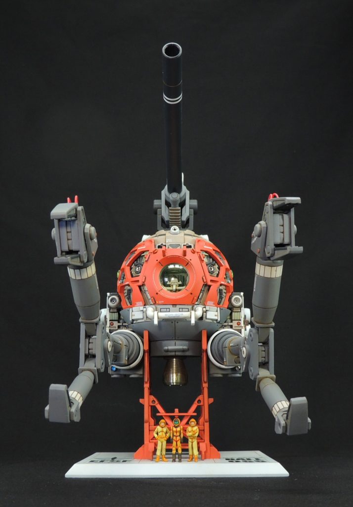 ■外装のデカール　キット付属のデカールに加え、ガンダムデカール、アンプコーションデカール、ヴェルテクスデカール、モデラーズデカール、ロボデカールからチョイスし、”粗密”を意識しながら貼り付けました。ホワイトだけでなく、部分的にブルー、オレンジ、グレーの色と組み合わせて使用しています。本キットは1/100スケールですが、精密感やリアリティの向上をめざして、1/144スケール用のデカールも織り交ぜてみました。今回使用したデカールの総枚数は、数えてみたところ大小併せて165枚となります。