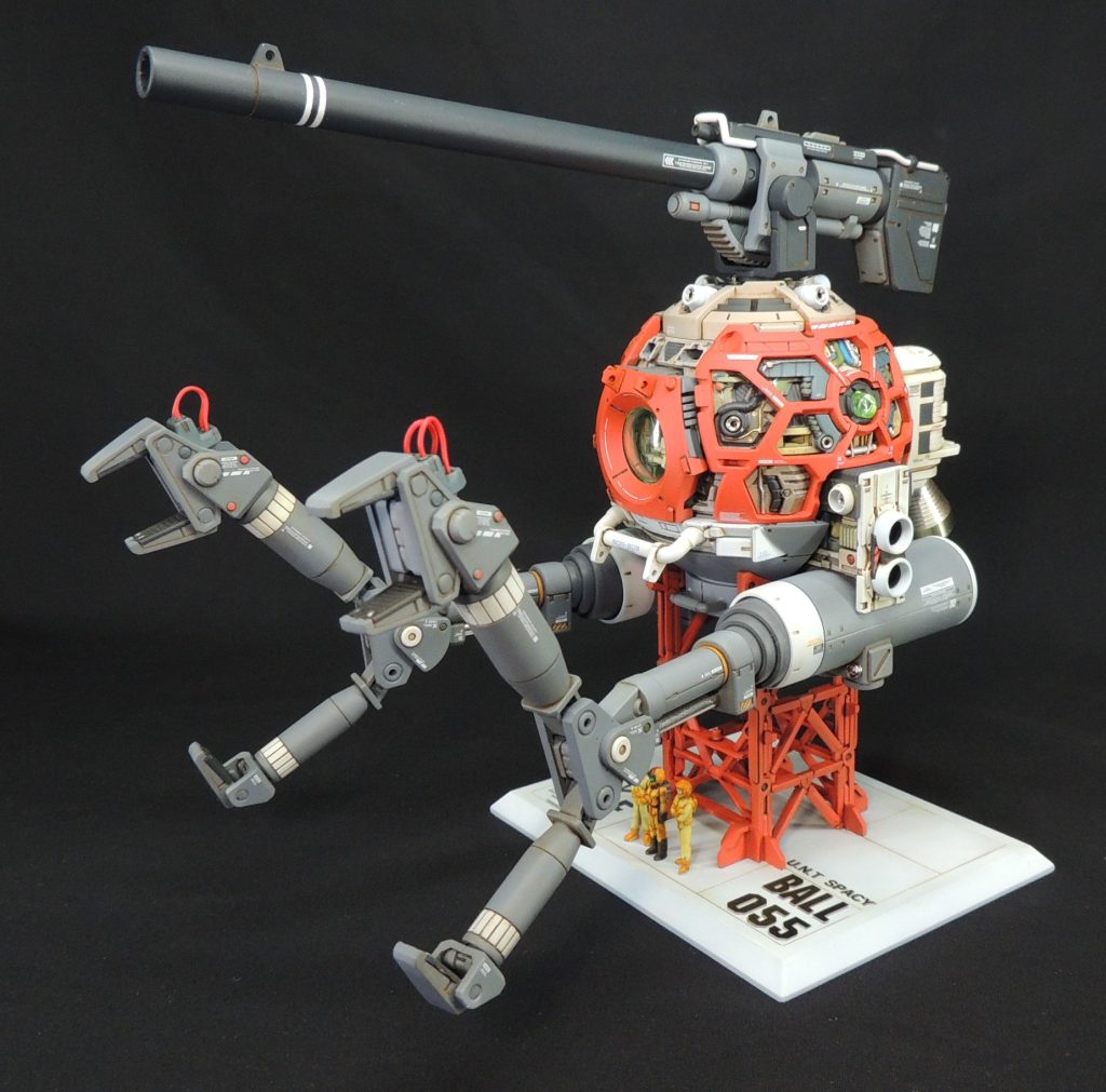 ■台座　キット付属の台座を格納庫の一部に見立ててパネルラインのスジ彫りを入れました。使用したデカールは、ガンダムホビーライフの付録デカールと、ガンダムデカールデラックス(地球連邦軍)です。