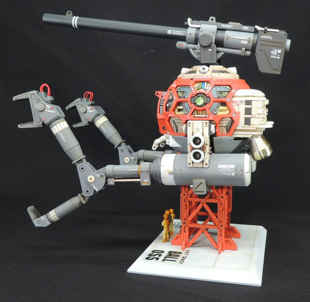 ■アーム部　形状・サイズ感・可動ギミックとも良好なため、特に大きな改造は行わず、塗り分けやマーキングでメカ感の演出を狙いました。アームと本体の接続部分にあるゴム製パーツや二の腕？下部の金属製シャフトに、キット開発当時のメーカーの意気込みを感じます。