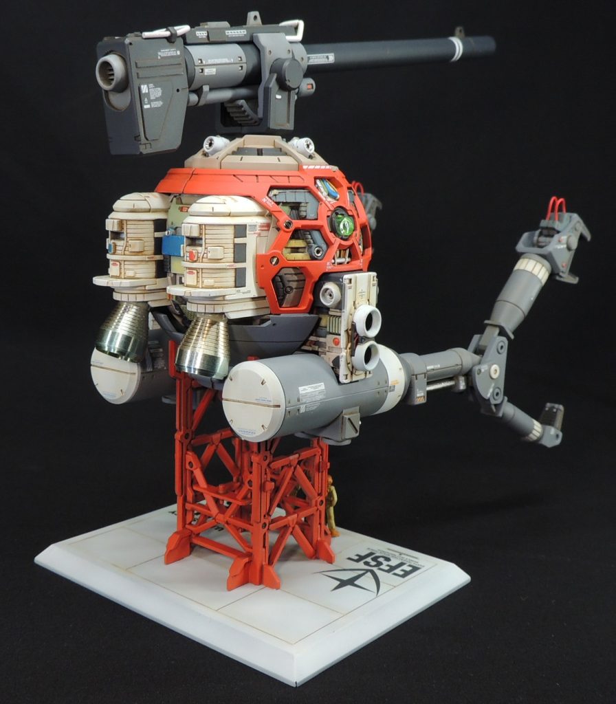 ■180mm低反動キャノン砲　フック状のパーツは、φ1.0mm真鍮線に置き換え、メタルプライマーを塗布後、ホワイトで塗装して取付けました。プラ板、プラ材の貼り付けにより、上側や弾倉にディティールを追加しています。　180mm低反動キャノン砲は単色で塗装されがちであり、パーツなりに塗らされてしまっていると妙にオモチャっぽい印象になると思います。そのため、キットのモールドを生かしてマスキングを行い、グレー２色で塗り分けることで、精密感やリアリティの向上をめざしました。