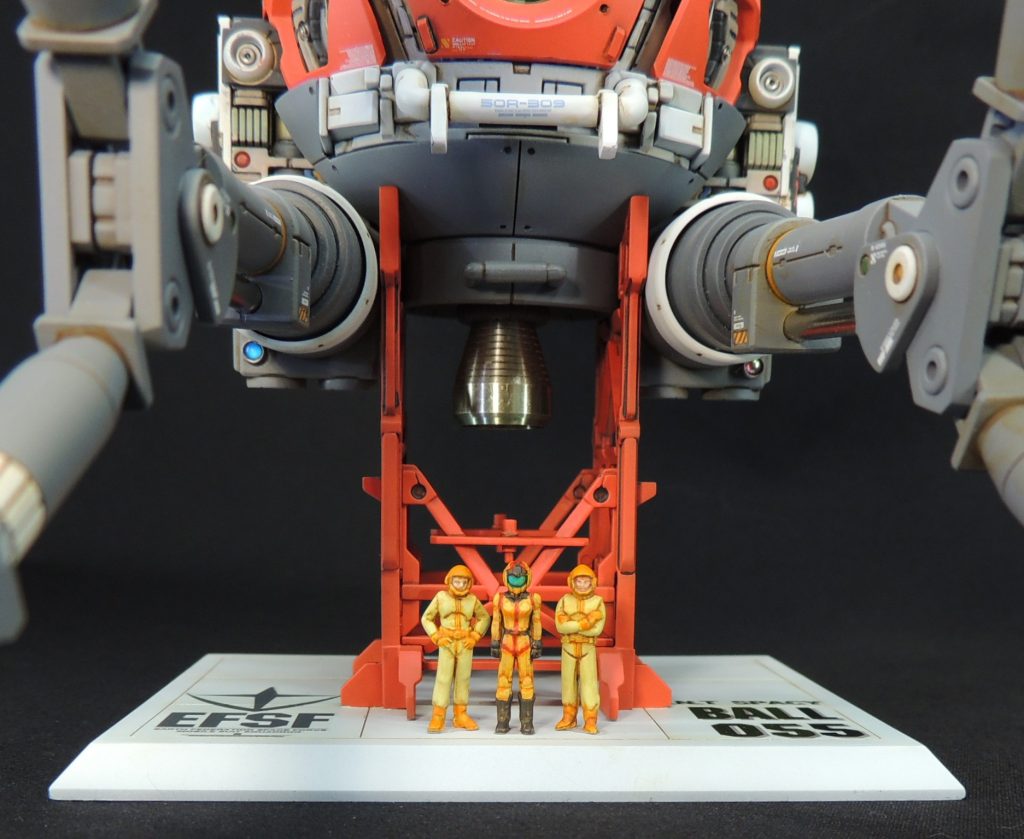 ■フィギュア　製作したフィギュアは４体で、キット付属のノーマルスーツ着用メカニッククルー２体及びコクピット内に着座するパイロット１体に加え、ビルダーズパーツを使用して立ち姿のパイロット１体を追加しました。コクピット内のパイロットは両足を揃えて姿勢が良すぎるため、両足を開いた状態に改造しています。パイロットのノーマルスーツは、１stのセイラ・マス専用スーツを参考に彩色してみました。