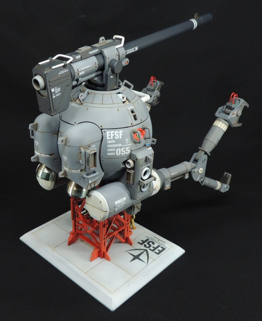 ■外装の塗装　やや暗めの落ち着いたグレーと明るめのグレーのツートンカラーを基調として、レッド・ホワイト・金属色をアクセントに用いました。無機質な工業製品としての印象やミリタリーテイストを高めるため、また、塗り分けを行った内部メカとの対比を強調するために、外装の色数は極端に減らしました。