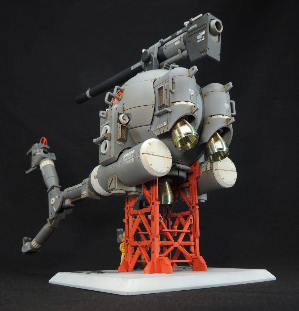 ■ノズル　背面に２基、真下に１基、計３基あるノズルは、HIQPARTS製の金属部品STＤスラスター(ノーマル12.0ｍｍ)に置き換えました。クリアーオレンジとクリアーブルーをランダムに薄く吹き付けることにより、焼けた状態や使用感を演出しました。