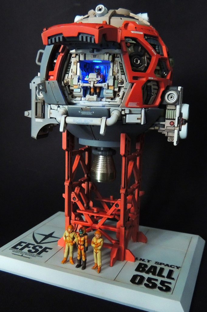 ■コクピットの電飾　コクピット内の天井及び左右のコンソールパネルに電飾を仕込みました。使用した商品は、ビットトレードワンの「磁気スイッチ付LEＤモジュール ３灯リード線付き ブルー」であり、３か所を同時で光らせることができます。磁石をボタン電池ボックスに近づけることにより、簡単にオン・オフの操作をおこなうことができ、点灯パターンは「①全灯→②点滅→③ゆっくりとした明滅→④消灯→①に戻る」の順に切り替わります。スイッチは内側の正面下側に設置しました。　※本商品は島根県浜田市にある「地球堂模型店」で購入したものです。南條店長様から直接、商品説明をうかがうことができ、たいへん勉強になりました。 