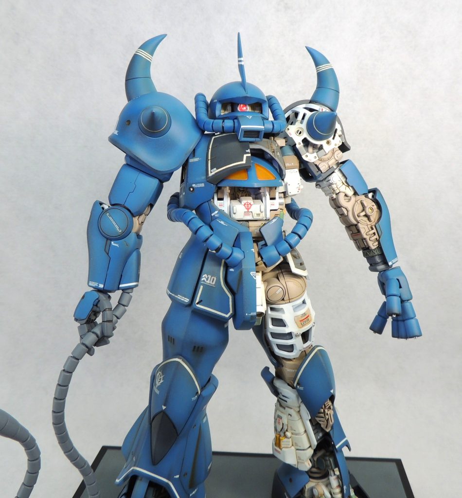 ■内部メカの塗装　内部メカとしての説得力を塗り分けで演出してみました。塗料は全てラッカー系を使用し、ウッドブラウン＋ホワイトで自作したウォームグレーを基調として、ホワイト、MSグリーン、ブルーグレー、ブラウンで塗り分けています。同じ色を隣り合わせさせない立体パズルだと思いながらパーツのブロックごとに塗装し、細かい部分は極細の面相筆で丁寧に彩色していきました。ただし、部品ごとの単色での塗り分けだけでは、プラモデルとしてのパーツ構成が透けて見えてリアリティを損なうため、肩アーマーや腰部サイドアーマーはマスキング塗装により細かい塗り分けを行い、面の情報量を増やしています。