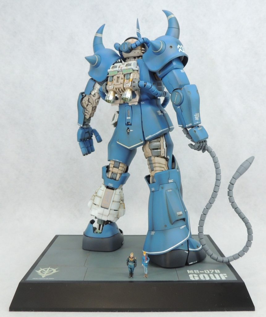 ■内部メカのディティール追加外装甲と同様に内部メカにもデカールを貼ったり、HIQPARTSの金属製パーツでディティールを追加したりと細部にこだわって仕上げました。腹部側面や股間ブロック等、内部メカと装甲の隙間やモールドが無い箇所については、プラ板やプラ材を切り出してディティールを追加しています。内部メカのマーキングは、1/144スケール用のデカールを使用することで精密感の向上をねらい、レッドのコーションマークを所々配置することで良いアクセントになったと思います。