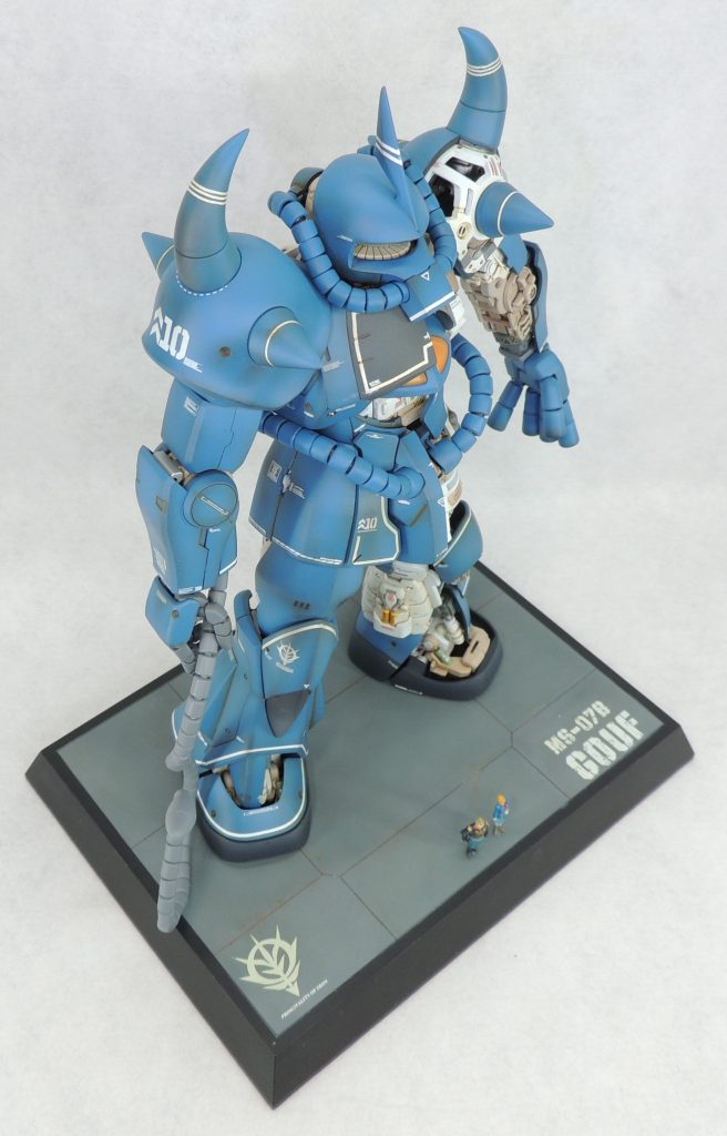 ■外装の加工　キットのパーツ分割をそのまま生かしていますが、カットモデルとしての見せ場を作るため、胸部装甲・股間装甲・左肩アーマー・両足の甲の各パーツを中央でカットしてメカの露出を増やしました。切断はハイパーカットソーを用いたり、BMCタガネでスジを彫り込んでからエナメル溶剤を流し込んで割ったりし、断面をヤスリで整えました。