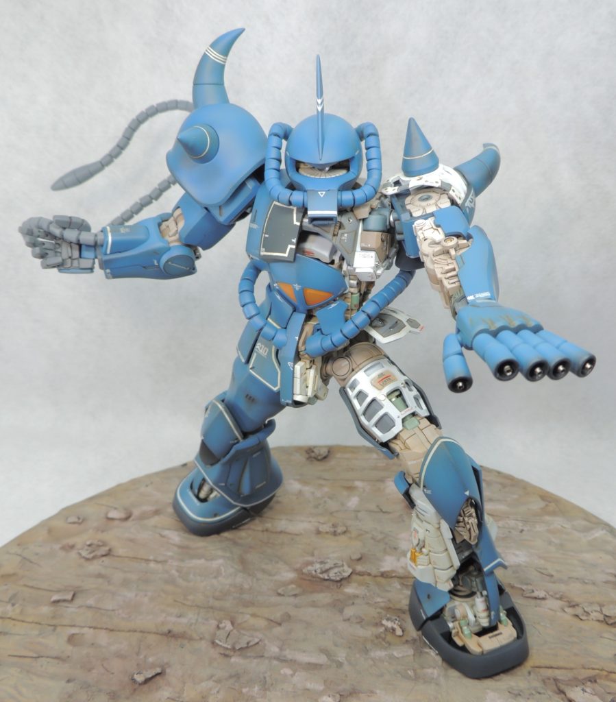 ■外装の塗装広い面のエアブラシ塗装と極細の面相筆による細部の塗り分けはラッカー系塗料を用い、スミ入れとウォッシングにはエナメル系塗料を使用しました。まず、メカサフヘヴィにより外側と内側の両面に下地塗装を行った後、スパイク・腰部アーマー・脚部にホワイトを部分塗装し、0.4mm幅と0.7mm幅のマスキングテープを使い分けてラインとなる部分にマスキングを行いました。乾燥後、メカサフヘヴィをライン上に吹いて下地の色を均一化した後、全体を「東雲ブルー」で塗装しています。ベタ塗りは避け、各面の下側には濃いグレーが残るようにエアブラシの吹き付け加減をコントロールしました。なお、外装がより立体的に見えるように、東雲ブルーにホワイトを足して各パーツの上面にハイライトを吹き付けています。渋めの色彩による単色塗装により、ミリタリーテイストが高まったと思います。