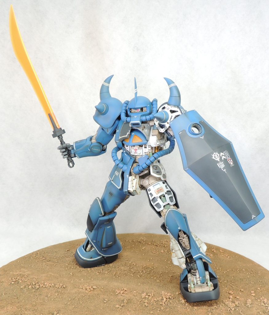 ■外装のデカール　ガンダムデカール、アンプコーションデカール、ヴェルテクスデカール、モデラーズデカール、ロボデカール等からチョイスし、”粗密”を意識しながら貼り付けました。意識的に色はホワイトのみとしました。本キットは1/100スケールですが、精密感やリアリティの向上をめざして、1/144スケール用のデカールも織り交ぜてみました。