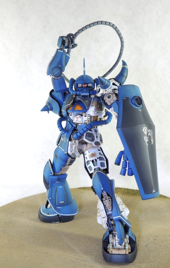 ベストメカコレクション1/144グフのパッケージアートを参考にポージングしてみました。今回の製作では内部フレームの可動機構をそのまま残しているため、完成後も各関節を自由に動かすことができます。