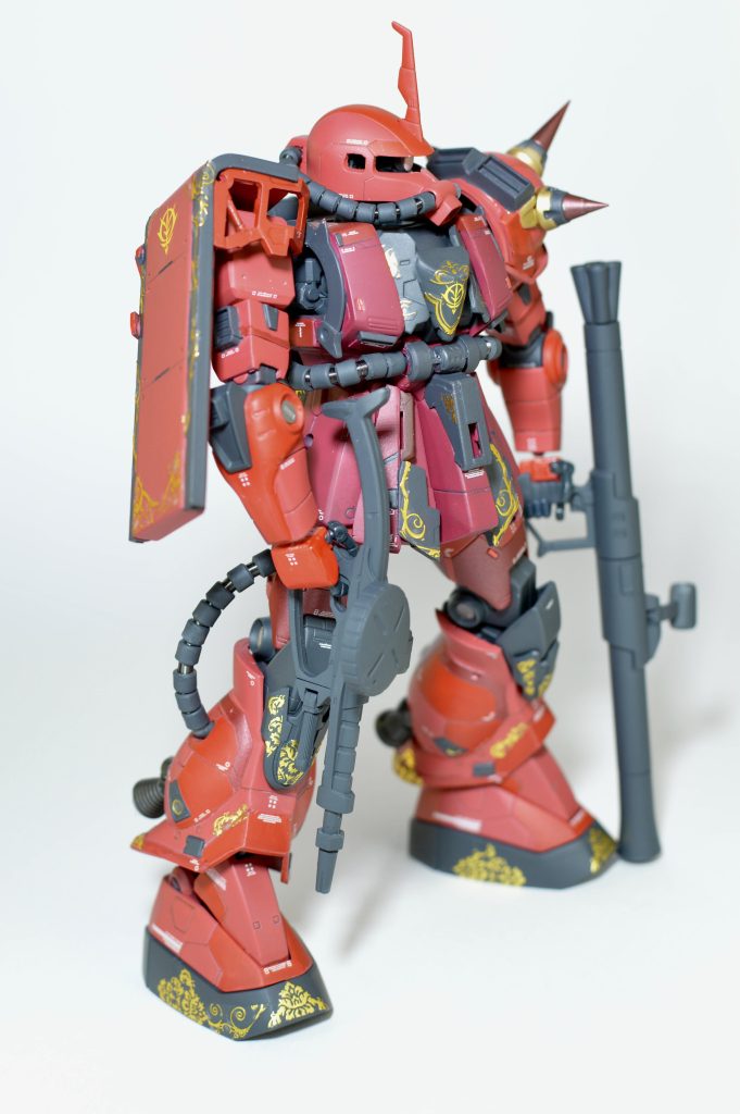 シャアではなく、キャスバルとして１年戦争に駆り出されてるわけですからザビ家にはジオンのプロパカンダや戦意高揚にキャスバルは利用されるわけで当然キャスバル専用ザクは装飾モリモリの王子様仕様になるわけです派手さが倍増w