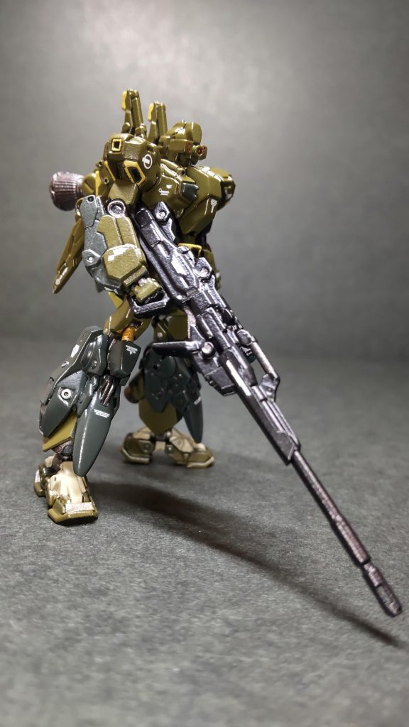 長距離射撃用ロングビームライフル。スナイパーバイザーユニットを装着しており、命中率は高いぞ！