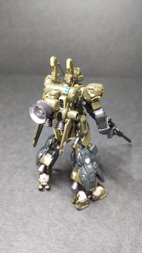 上半身がシンプルで、足周りとのバランスが悪く思えたのでバーニア外して蓋しちゃいました。