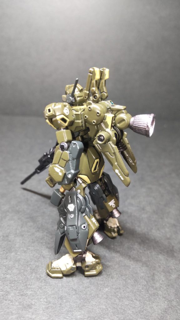 D型に近づけたく、バックパックは余った高機動ザクから流用しカスタマイズ。大きなバーニアが目立ちます。（ デカ過ぎた🥴） 