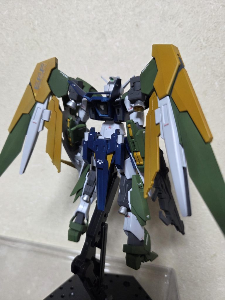 フェニーチェリナーシタのバックパックを切り取り、肩部に接続する形で羽を取り付けました。