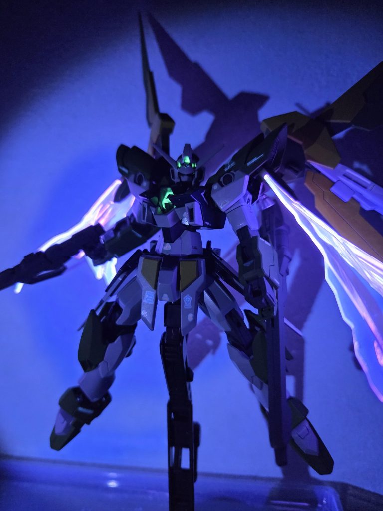 蛍光塗料をうまく塗装できたため、センサーやAGEシステムが綺麗に発光してくれました。