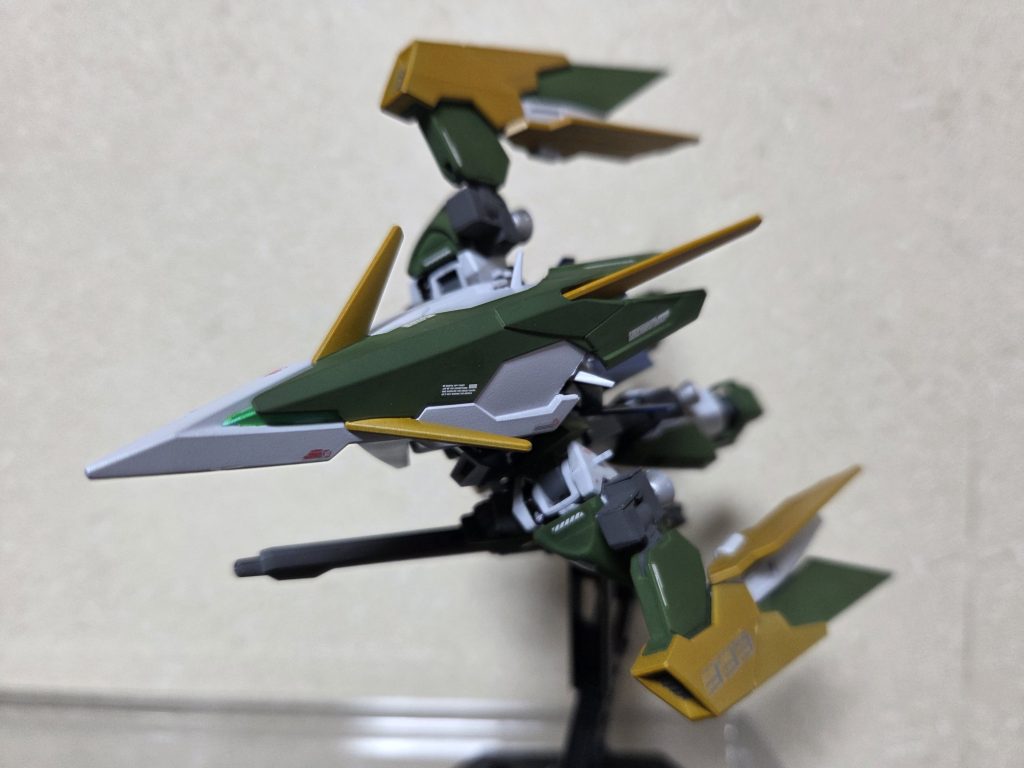 変形時にシールドを機首として接続します。これにより、鳥らしいフォルムにできたと考えています。