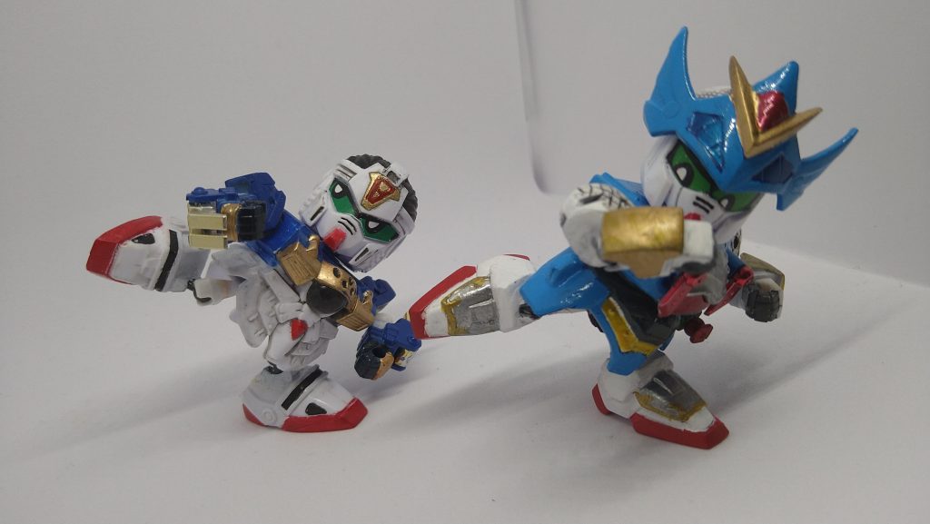 後ろ回し蹴りの比較。腰鎧のせいで上まで足が上がらない...