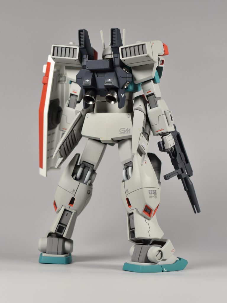 通常はガンダムMk2と共通のバックパックになっており、肩のミサイルポッドが干渉して脇を絞められないのですが…