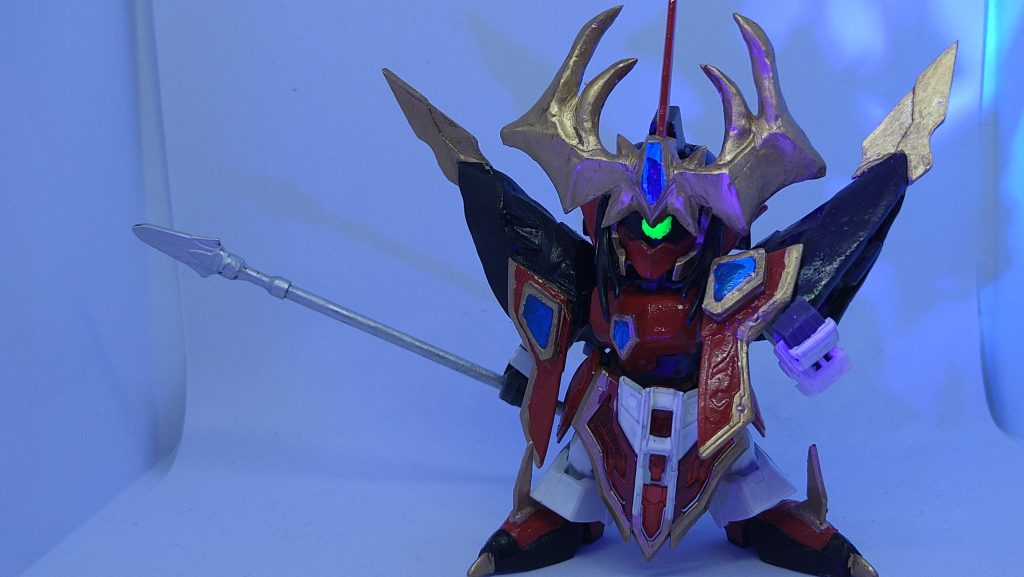 サザビーモチーフのキャラなのに、ヘッドは諸葛亮フリーダム、ボディと肩は曹操ウイング、腕と足は関羽ニュー、腰は司馬懿ディスティニーというサザビー要素少なめで構成されてます。顔のマスク部のみEXSDのサザビーっていうね。