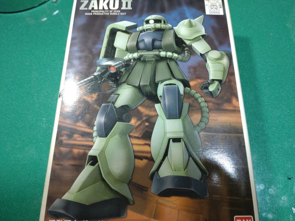 かなり前に定価で手に入れました。なぜかフル改造に挑戦してみたくなり、他のキットと並行してコツコツ進めました。