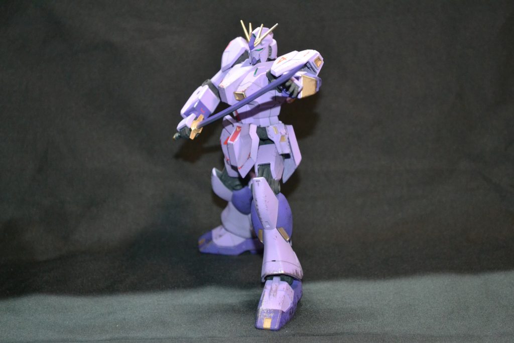 という訳で雷電影専用機のνガンダム完成です!!設定としてはアクシズショックで失われたνガンダムが何の因果かテイワット大陸に流れ着いたという設定のもと作成しました。そのためファンネルと言った武装もなく、あるのは本編で使用されなかった腕に収納されたビームサーベルとテイワットで作成されたこの刀しかありません。