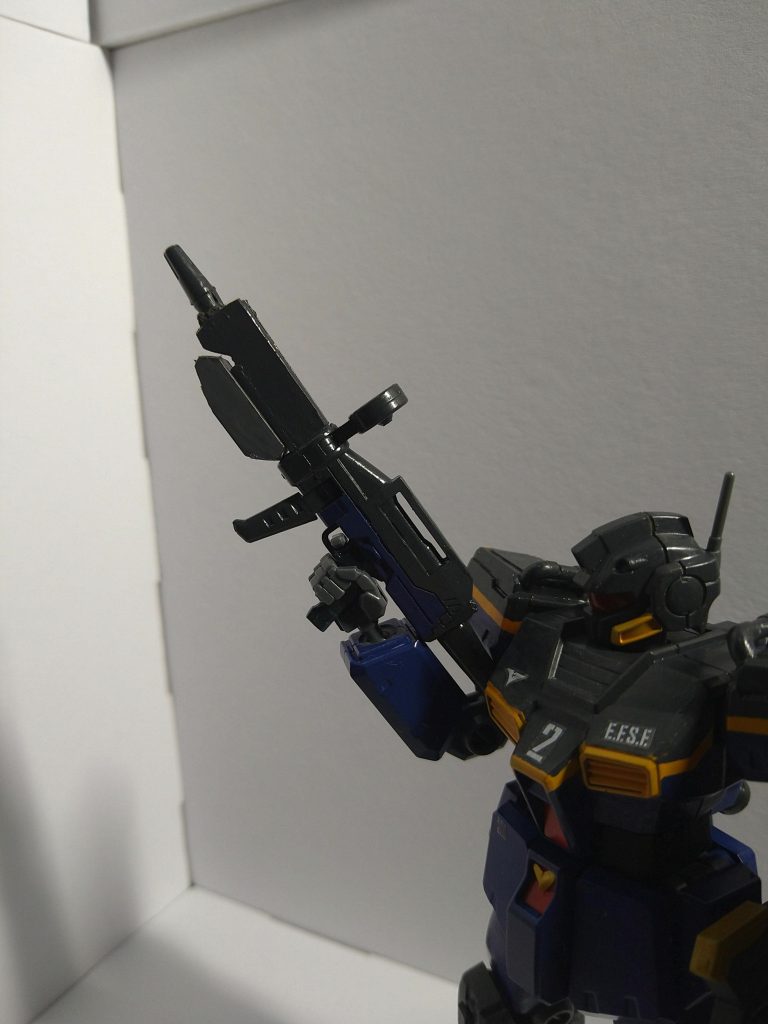 ビームライフルはオリジナルです。ぶっ壊れていた旧HGガンダムのビームライフルを改造しています。