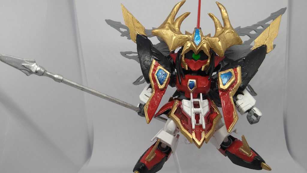 あと彼は背中から羽根生やして飛べるので、フリーダムから頂いた羽根を脱着可能にしてつけてます！白い羽根が正しいと思うんだけど、サフスプレーしたら灰色でよいのでは？とおもったのであえてこの色に！ニューの脚は可動させやすくて好き！ちなみに足の先端はアストレイ系の3本爪を1本にしてます。土踏まず辺りから