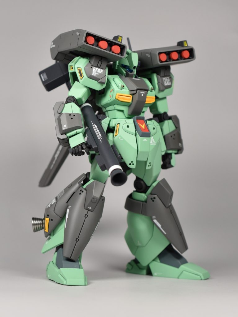 ハイパーバズーカを小脇に構えるポーズが似合います。